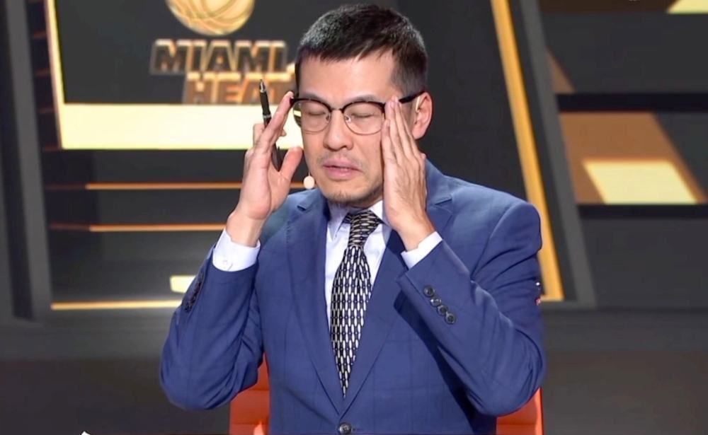 时为北宋仁宗年间，君不君，臣不臣，年夜宋山河内忧外患。危难之际，杨继业带领的杨家将与外族抗战，却接踵命丧疆场。及至天门关沦陷，杨家猛将杨宗保（任贤齐 饰）战死，北宋山河朝不保夕。在这关头时刻，皇帝擢升杨家老太君佘赛花（郑佩佩 饰）为监军、宗保之子杨文广（肖明玉 饰）挂帅管辖一万人马匹敌西夏国十万年夜军。 此时杨门男儿多以战死，为报国恩，身怀尽世武功的杨门女将在佘太君、穆桂英（张柏芝 饰）等人的带领下朝向关外行进。